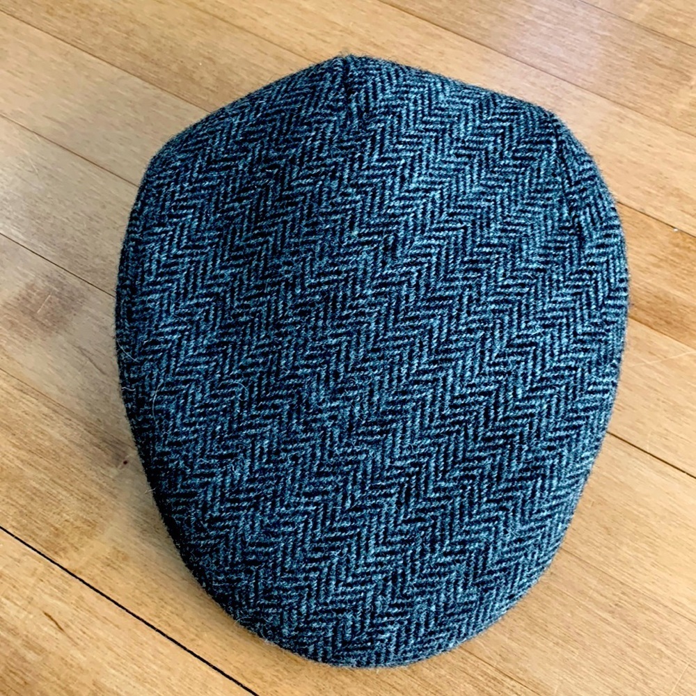 Debehnham’s men’s driving cap.
